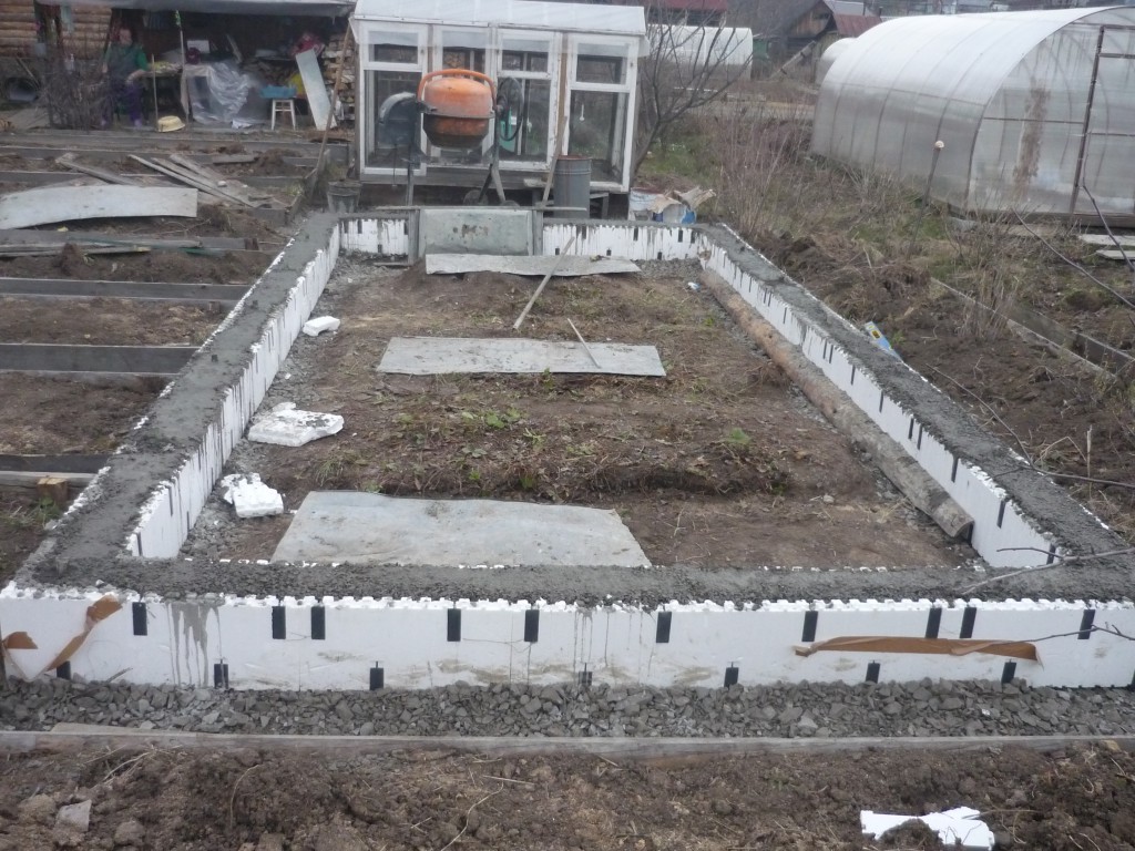 uteplennyy-lentochnyy-fundament-dlya-teplicy.jpg